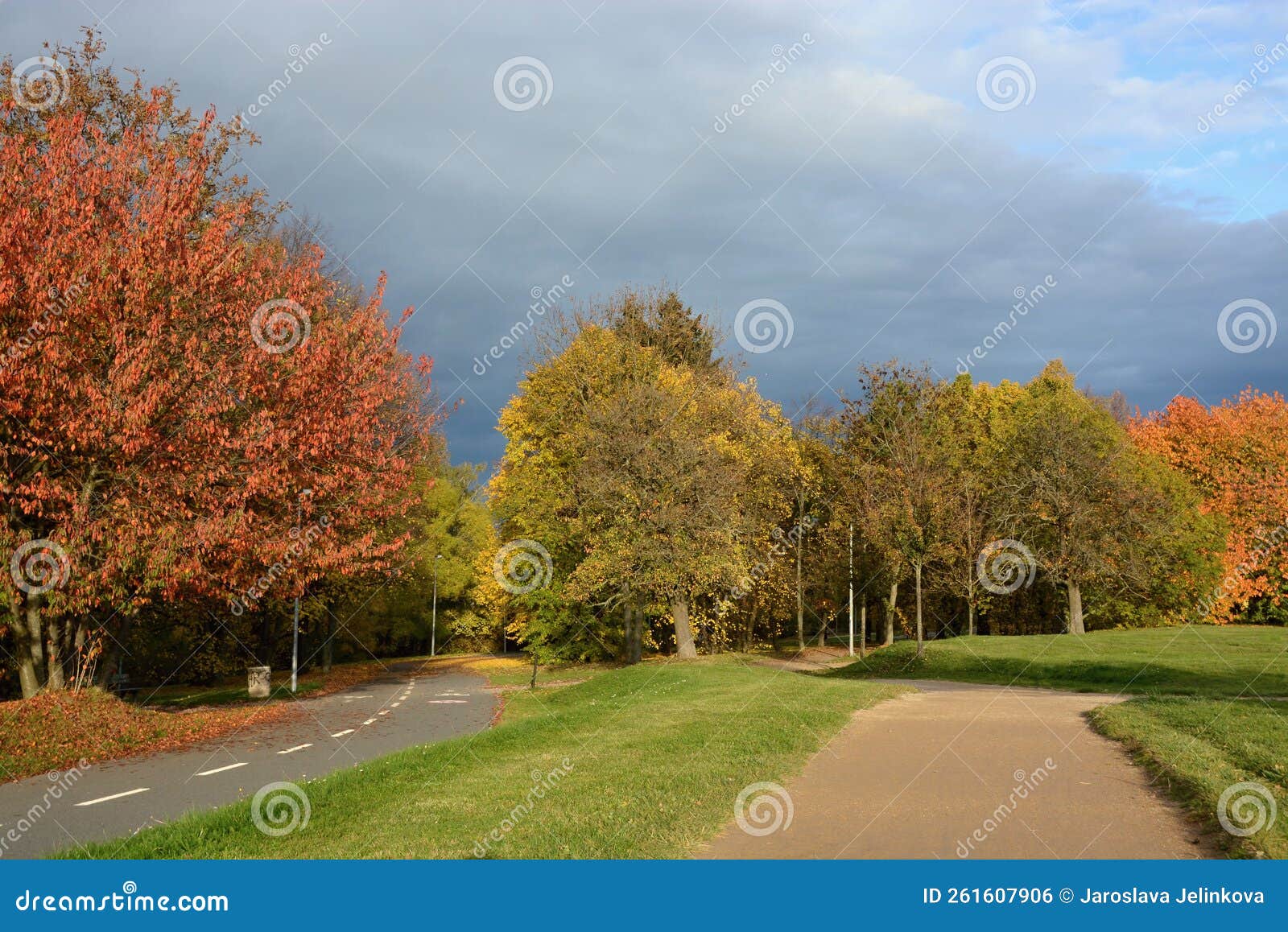ladronka, podzimnÃÂ­ park s barevnÃÂ½mi stromy, praha